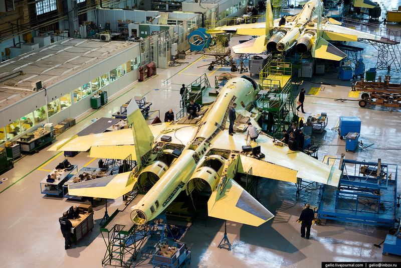 Illustration for article titled These Riveting Photos Show How Russia's Su-34 Fullback Fighter-Bombers Get Built